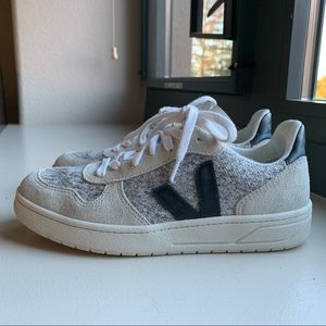 Veja V-10 sneakers (snow white/ black). US7.